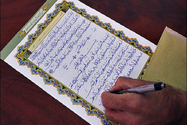 10 خطاطين إیرانیین يكتبون القرآن الكريم كاملاً