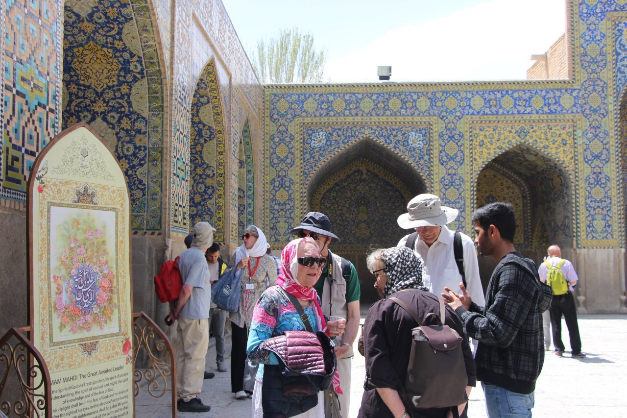 Partecipazione di turisti stranieri a festa nascita Imam Mahdi a Isfahan
