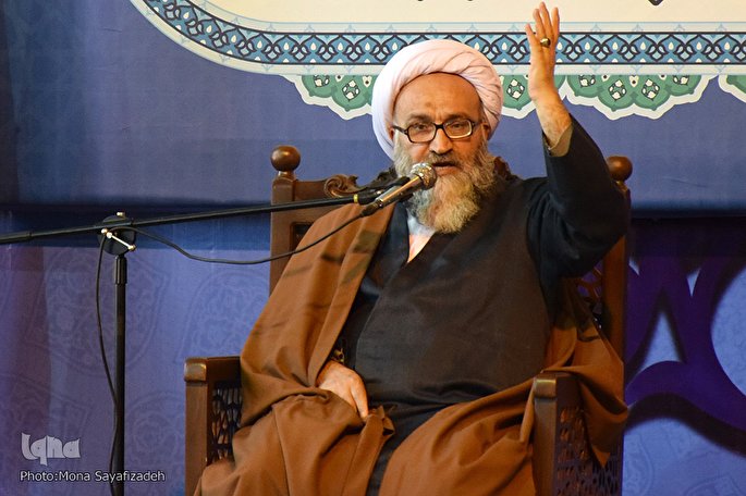 رفتار غیرمتعارف در تبرک اماکن مقدس مورد تأیید دین نیست