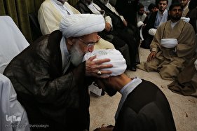 ⁨عمامه‌گذاری در بیوت مراجع هم‌زمان با روز عید غدیر⁩