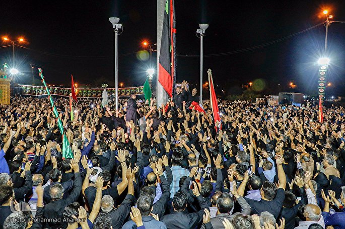 آیین نصب پرچم شب اول محرم در امامزاده عبدالله(ع) شوشتر