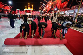 فرش قرمز زیر پای عزاداران در بین‌الحرمین