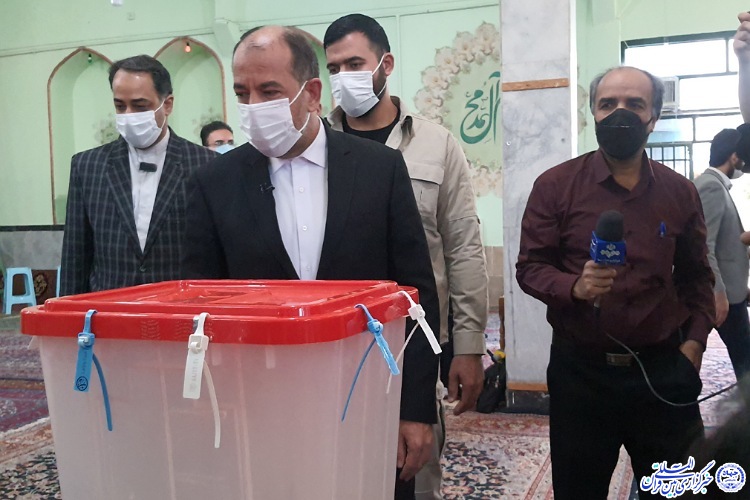 استاندار خراسان شمالی با حضور در مسجد انقلاب بجنورد رای خود را به صندوق انداخت