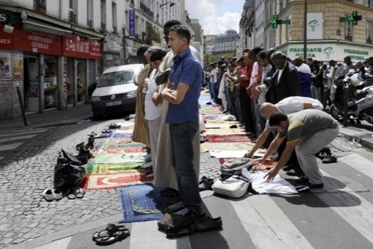 اقلیت مسلمان فرانسه در حال اقامه نماز در خیابان