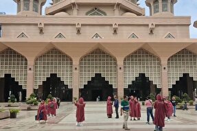 فیلم |‌ حجاب توریست‌های غیرمسلمان در بازدید از مسجد پوترا مالزی