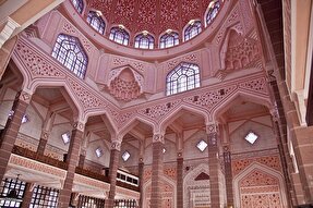 فیلم |‌ درخشش معماری اسلامی در شبستان مسجد پوترا مالزی