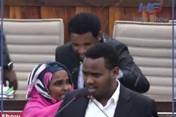 جنجال در پارلمان سومالی حین تلاوت قرآن + فیلم