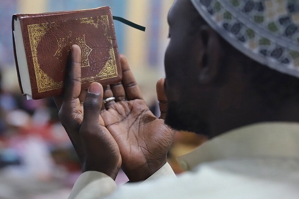 طلاب غیرایرانی جامعه المصطفی در قم معتکف شدند + عکس