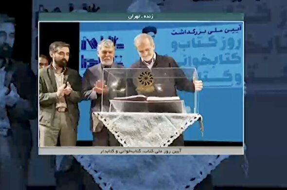 فیلم | اهدای قرآن دست‌نویس کودکان به رئیس‌جمهور