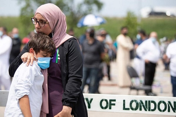 حمله خشونت‌آمیز به زن مسلمان در کانادا؛ اوباش حجاب او را از سر کشیدند