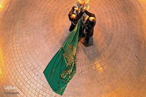 Le drapeau du sanctuaire de l’imam Reza (as) a été remplacé