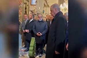 Erdoğan récite le Coran sur la tombe de Rûmî