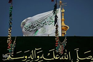 Drapeau de Qadir placé au-dessus du sanctuaire de l'Imam Ali (as)