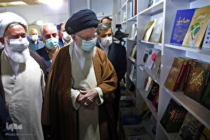Le guide suprême de la révolution islamique visite la Foire Internationale du Livre de Téhéran