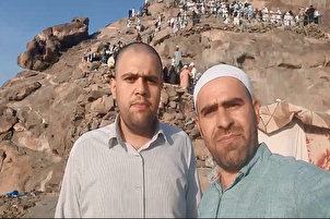 Deux récitants iraniens récitent le Coran à Jabal-an-Nour