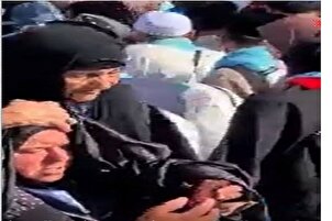 Au dos de sa fille, une mère malade visite la mosquée du Prophète (psl)