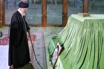 Le Guide suprême visite le mausolée de l'Imam Khomeiny et les tombes des martyrs