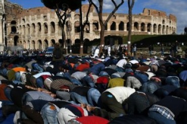 Protesta dei musulmani davanti al Colosseo