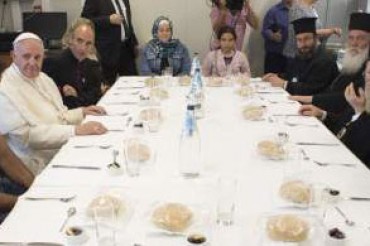 Papa Francesco pranza con i rifugiati siriani