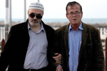 Il cristiano che aiuta il non vedente musulmano a pregare in moschea