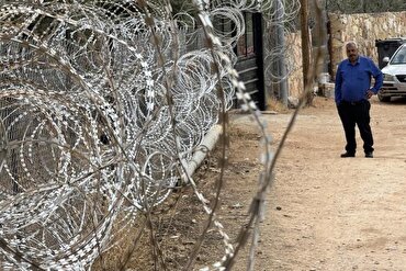 İsrailli saldırganları uzak tutmak için dikenli telle çevrilen Filistin köyü 